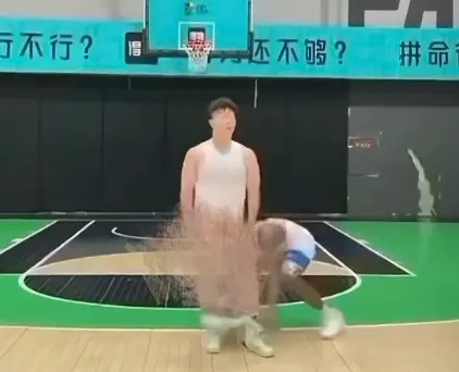 爆笑短视频《牛教练的裤子》黑哥偷袭牛教练裤子名场面-牛教练追黑哥算谁犯规-1080P高清画质无广告免费播放
